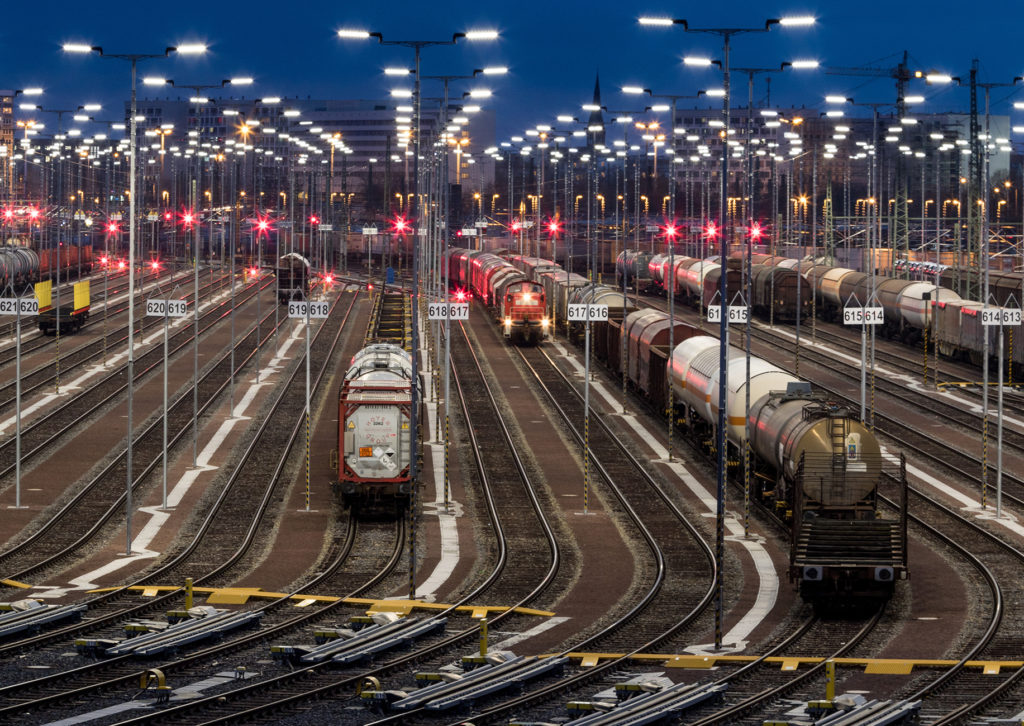 lick auf neuen Gleisanlagen, im Licht einer umweltschonenden Beleuchtungsanlage mit etwa 1.130 LED-Leuchten