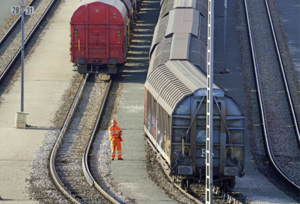 Rangierer zwischen den Gleisen auf einem Güterbahnhof