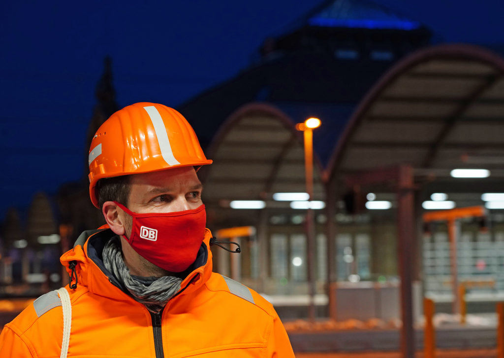 DB Netz Mitarbeiter mit Maske während Bauarbeiten im Hbf Halle (Saale)