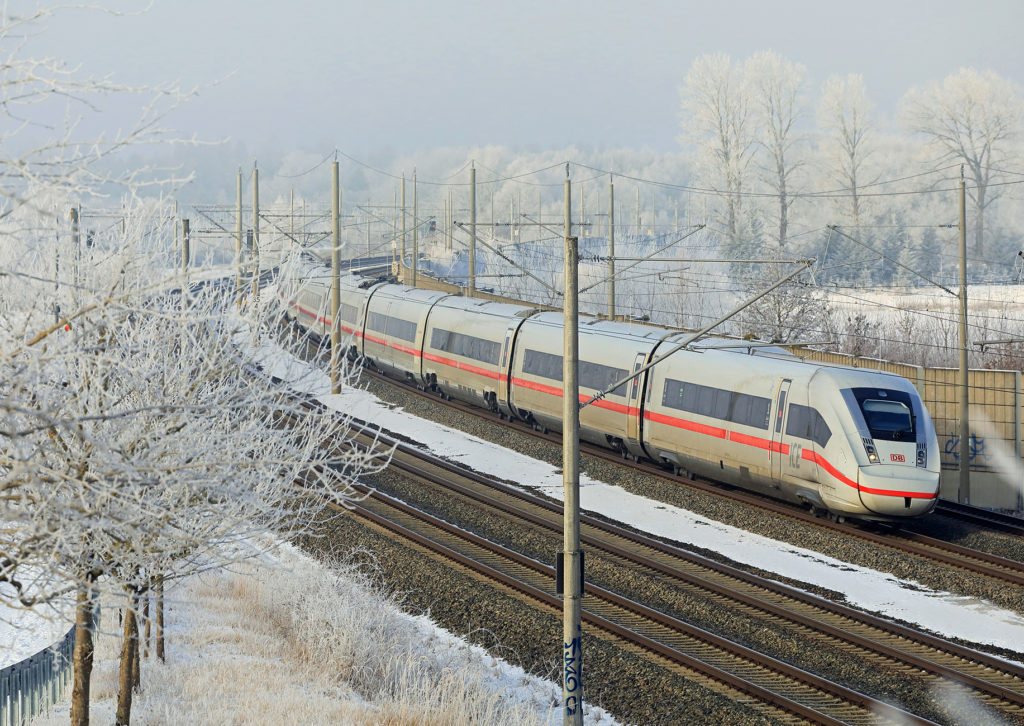 Unterwegs im winterlichen Bayern - Ein ICE 4 Baureihe 412 fährt als ICE 581 von der Alster an die Isar - hier auf der viergleisigen Strecke bei Hattenhofen