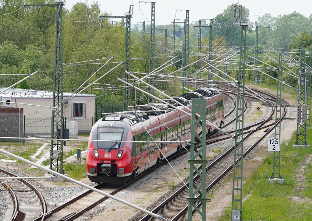 Digitales Stellwerk (DSTW) in Warnemünde, links im Bild / rechts Einfahrt einer S-Bahn Baureihe ET 442 der S-Bahn Rostock