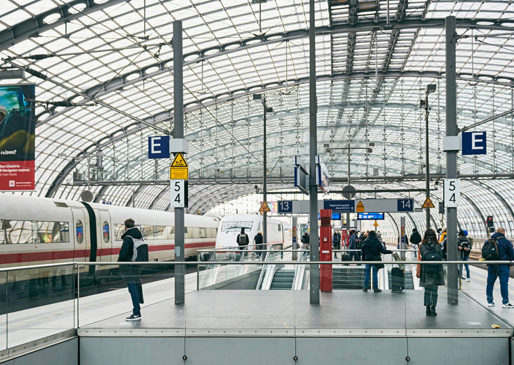 Reisende im Berliner Hauptbahnhof im Dezember 2020