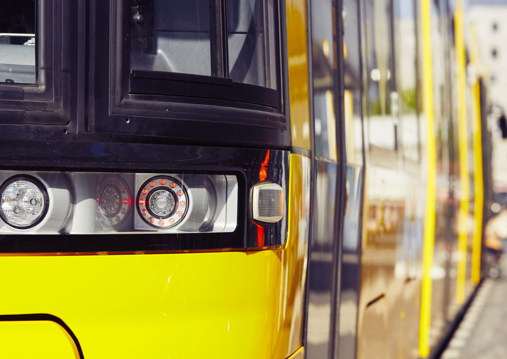 Nahaufnahme einer Tram an einer Haltestelle