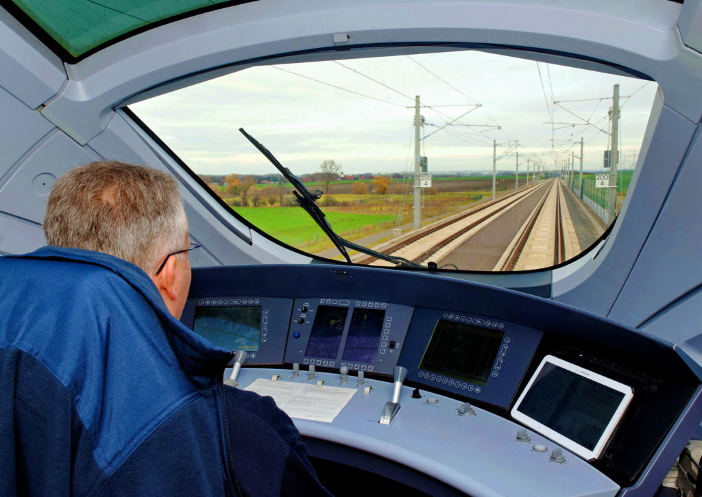 Blick aus dem Führerstand eines ICE T Baureihe 411 auf die Schnellfahrstrecke im Thüringer Becken nahe Erfurt