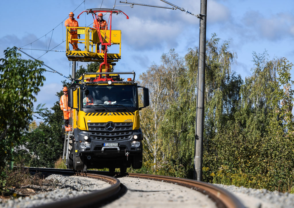 Oberleitungsarbeiten mit Zweiwegefahrzeug