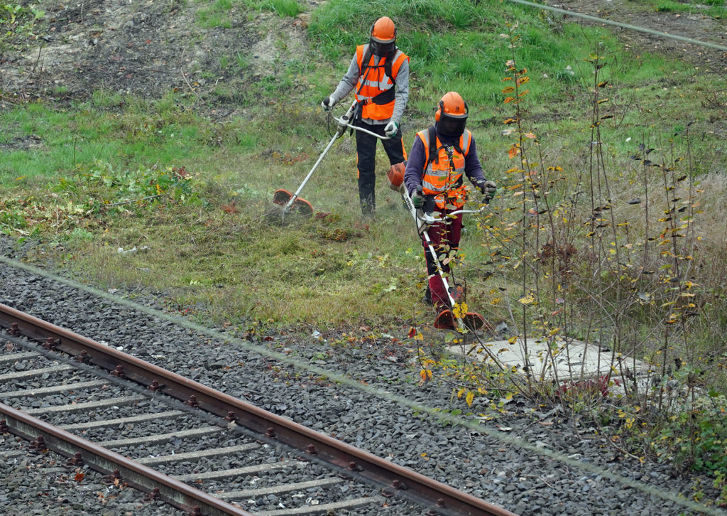 Mitarbeiter von DB Fahrwegdienste bei der Vegetationskontrolle