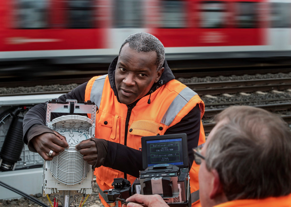 Servicetechniker installiert eine Glasfaserkabel Muffe