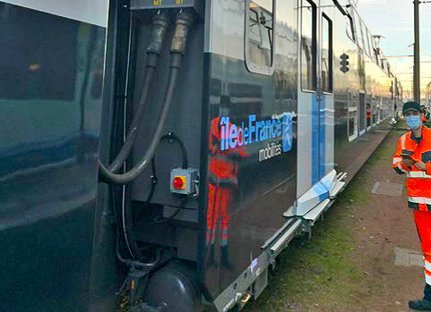 französischer Regionalzug im Bahnhof