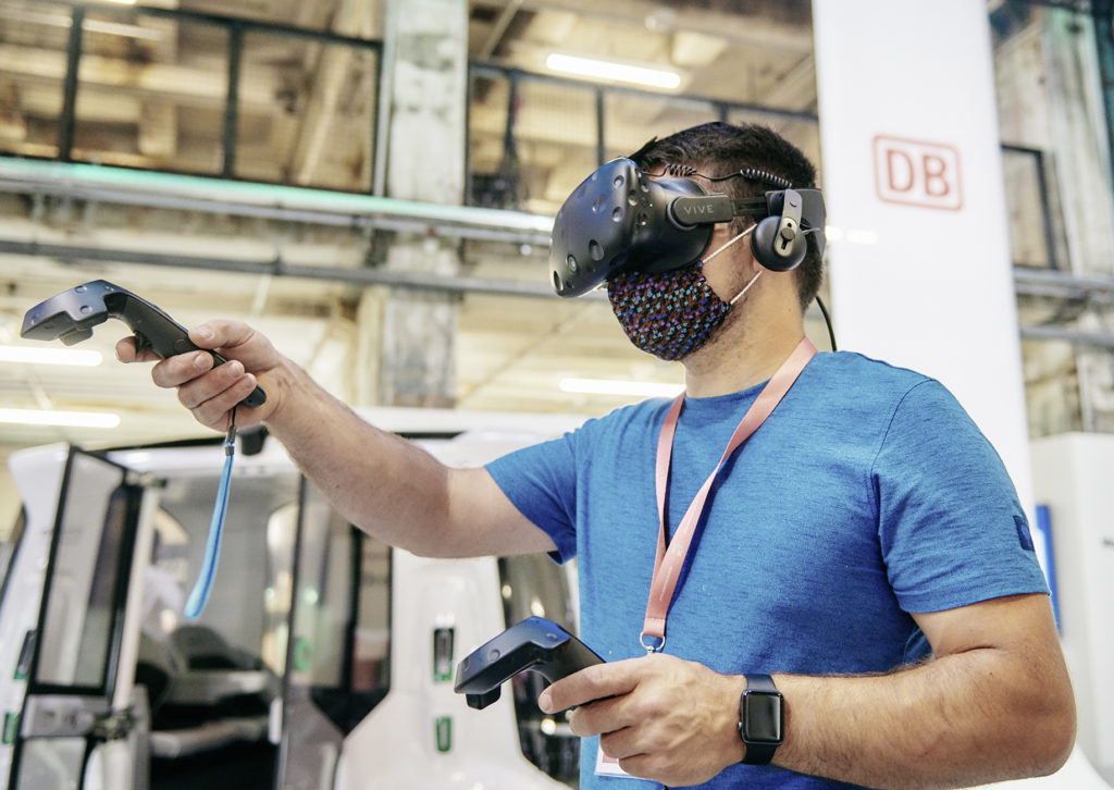 Bahnmitarbeiter mit VR-Brille