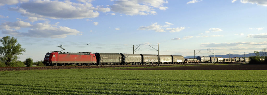 Güterzug in grüner Landschaft