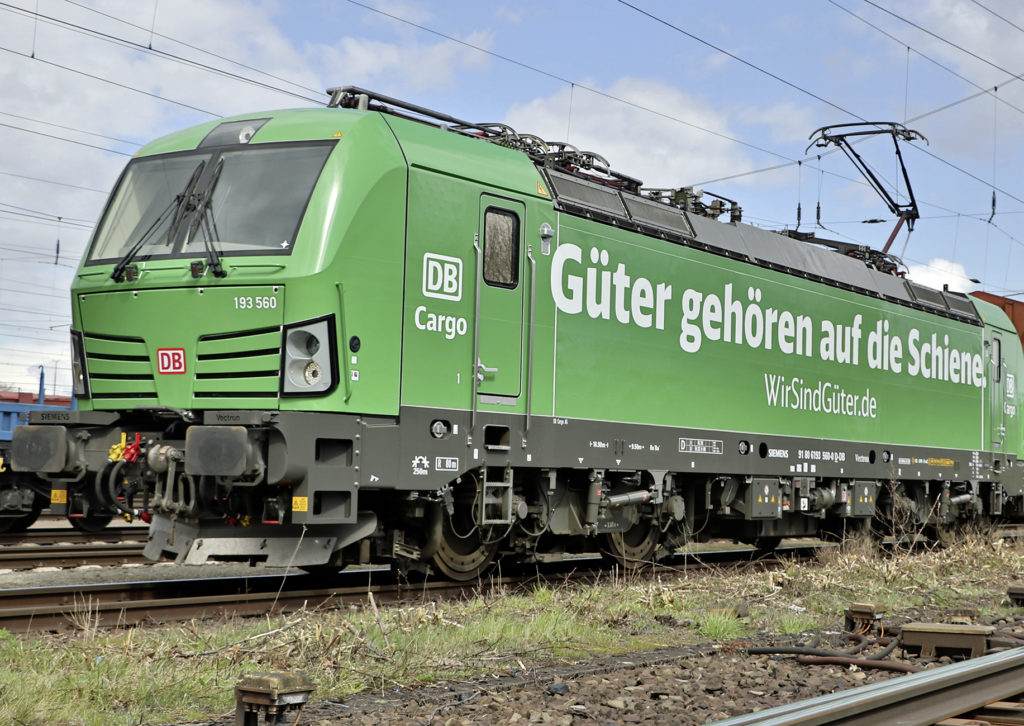 DB Cargo Vectron mit Aufschrift Güter gehören auf die Schiene
