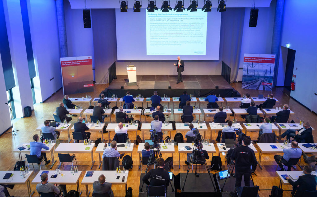 Bühne und Auditorium - weit auseinander gestellte Tische