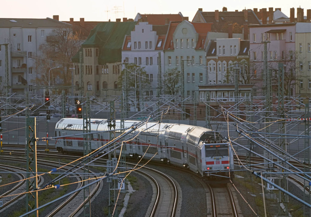 IC im Bahnhofsvorfeld