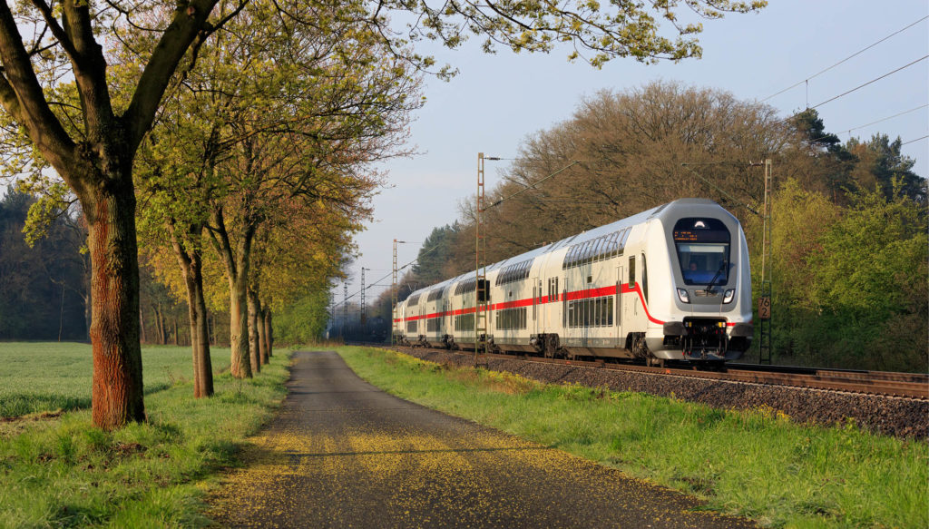 Ein IC 2 auf freier Strecke