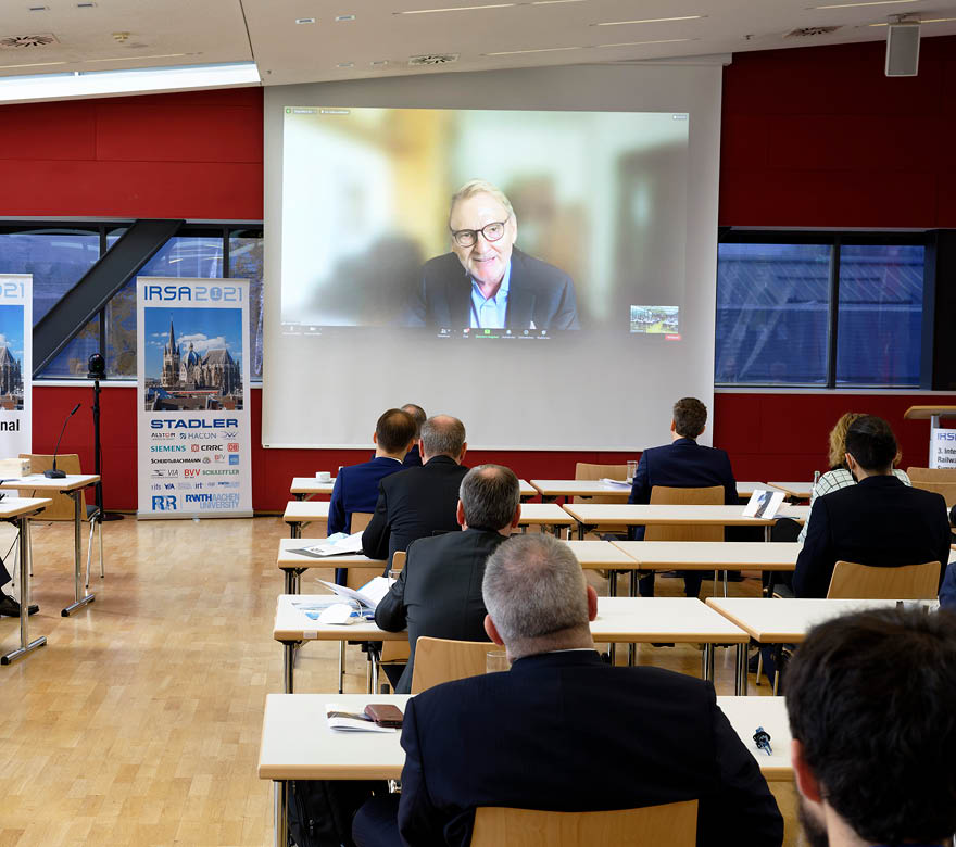 Tagungsraum mit Leinwand und Videobild