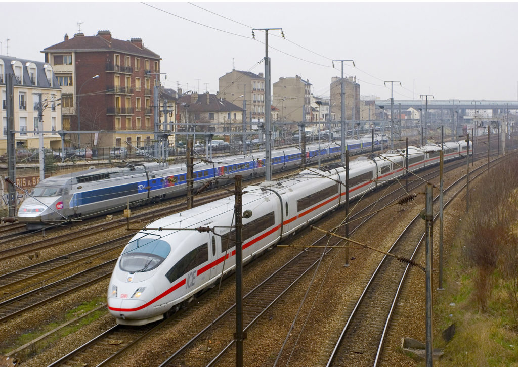 TGV und InterCityExpress 3 MF (ICE 3 MF) nahe Noisy le-Sec, ein Vorort von Paris