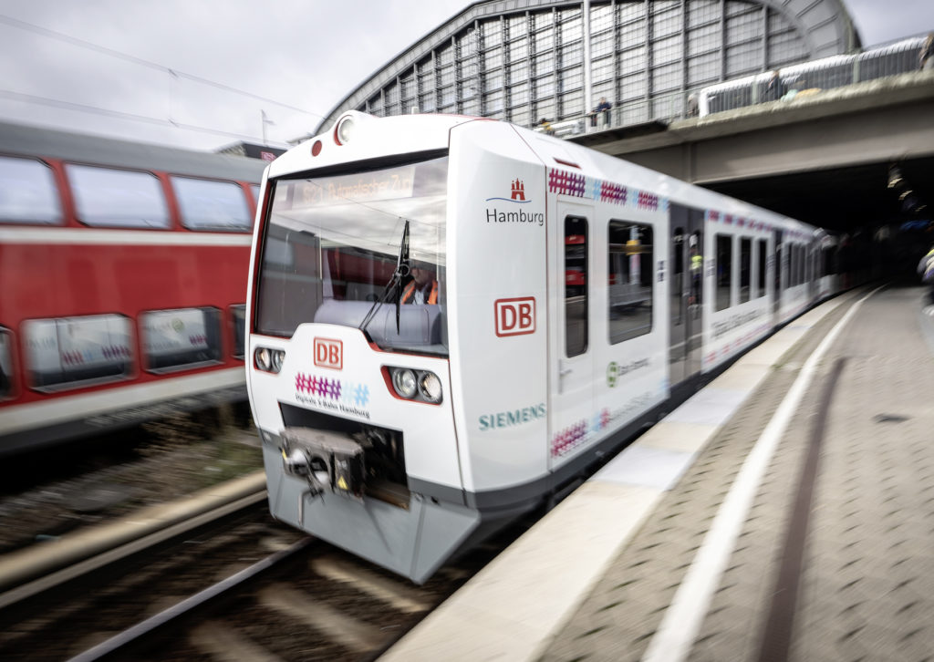 Digitale S-Bahn bei der Ausfahrt aus Hamburg Hbf