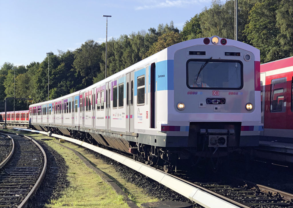 Umgebaute S-Bahn mit Branding der Digitalen Schiene unterwegs