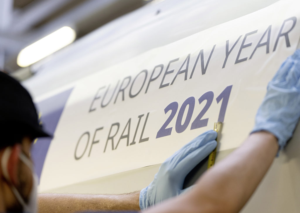 Beklebung eines ICE 3 mit blauen Streifen zum Thema European Year of Rail 2021
