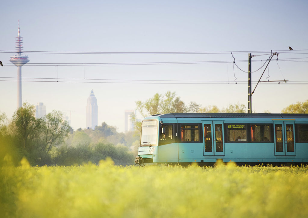 tram unterwegs vor dem hintergrund der frankfurter skyline