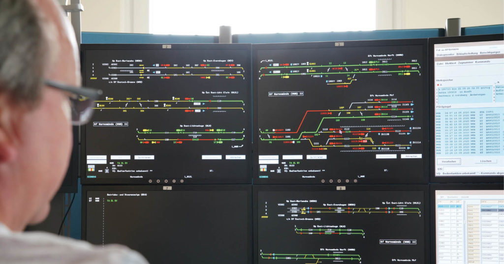 DB-Mitarbeiter vor Bildschirm-Arbeitsplatz
