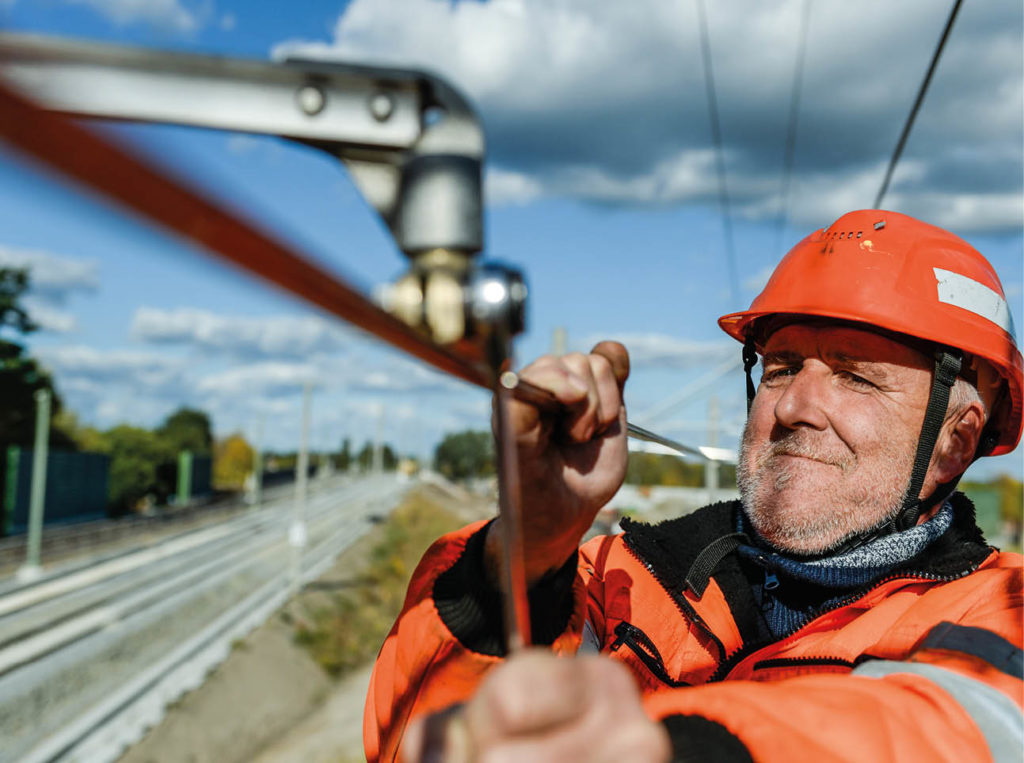 DB Mitarbeiter bei Arbeiten an einer Oberleitung