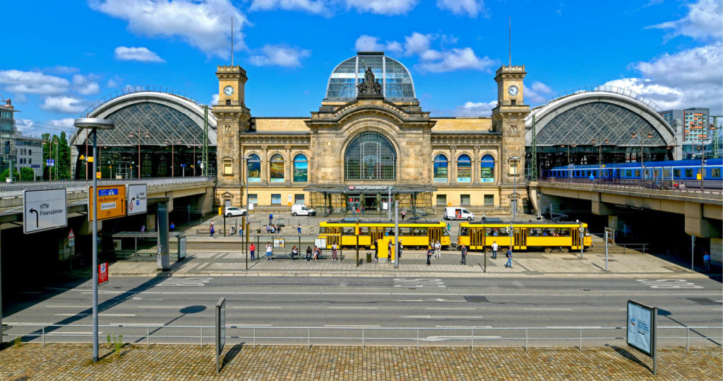 Blick auf das Empfangsgebäude Dresden Hauptbahnhof