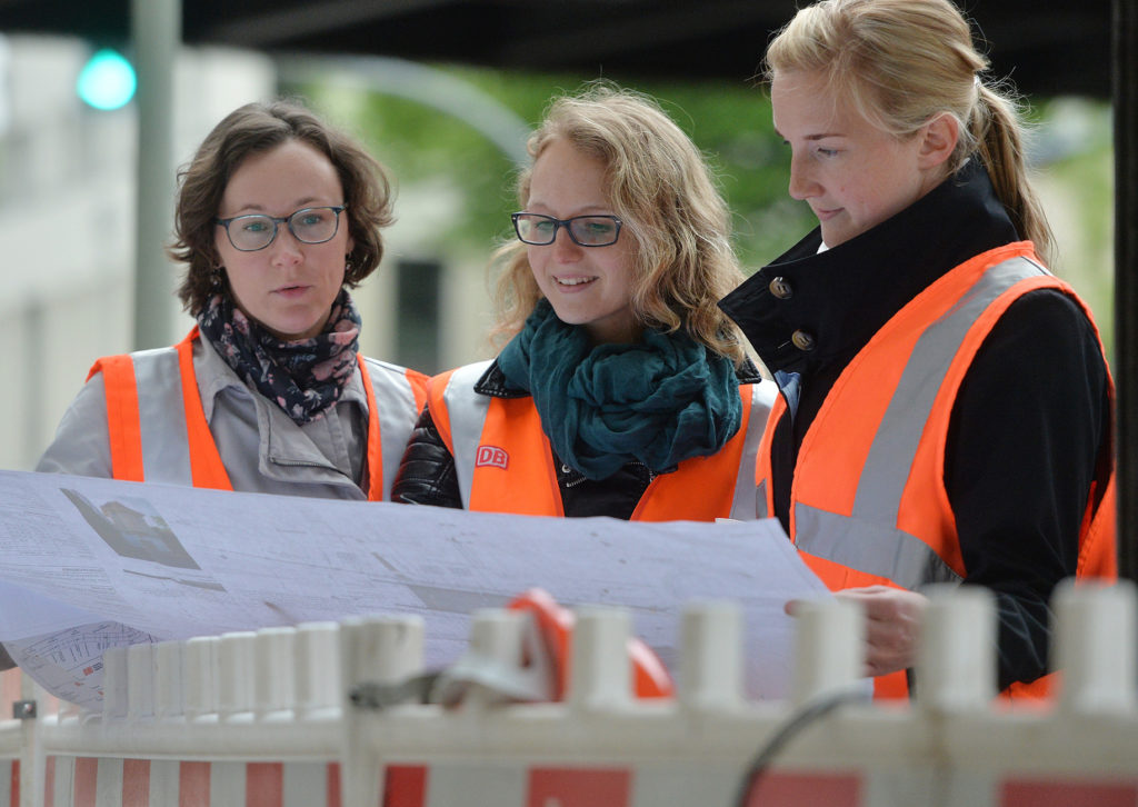 3 junge Bauingenieurinnen arbeiten bei der DB