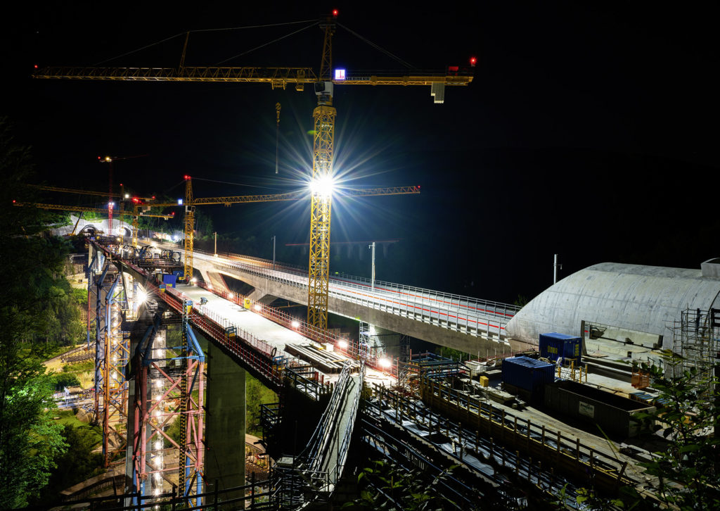 Brückenbaustelle bei Nacht