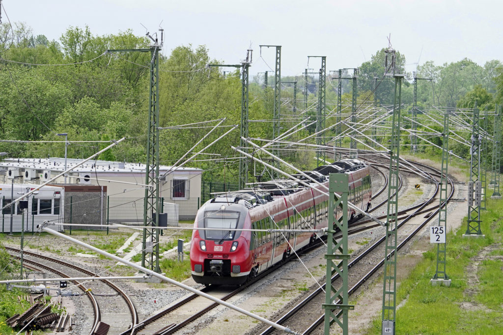 S-Bahn Zug bei der Einfahrt