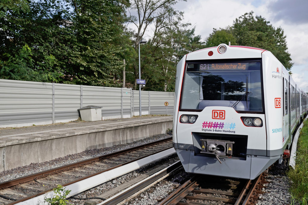 Zug der S-Bahn Hamburg im Design der digitalen Schiene