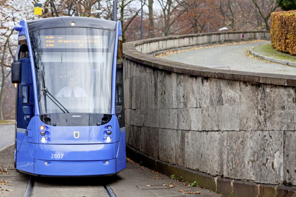 avenio tram unterwegs in münchen