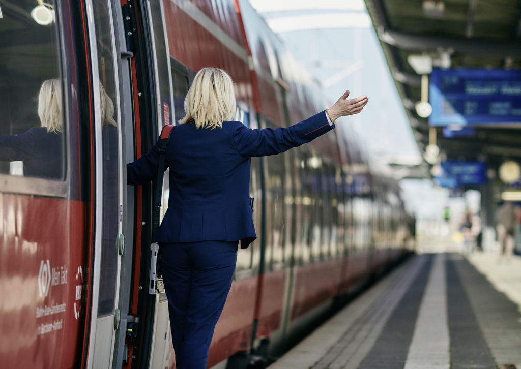 Kundebetreuer im Nahverkehr gibt das Signal zur Abfahrt