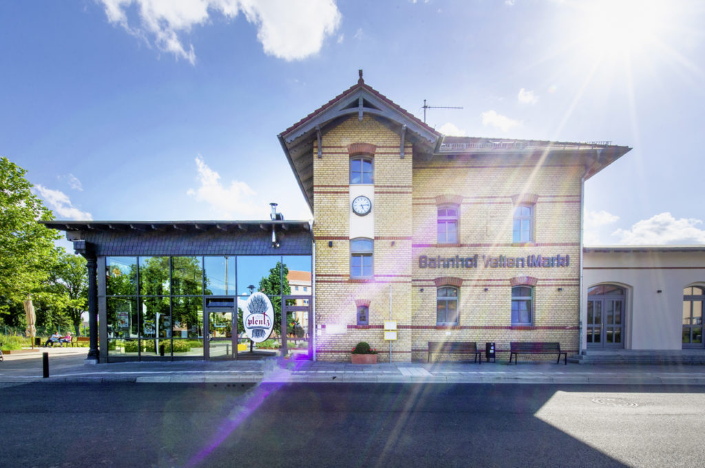 Bahnhof von der Straßenseite aus