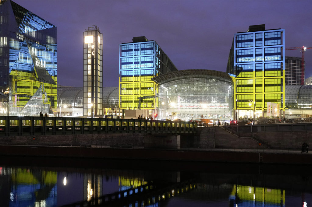 Berlin Hbf in den Farben der ukrainischen Flagge