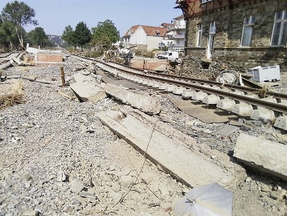 von der Flut völlig zerstört: Gleise, Bahnsteige und BAhnhofsgebäude