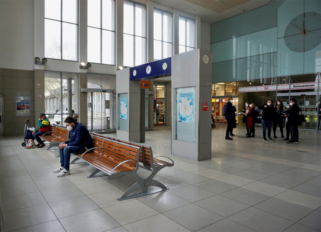 alte Bahnhofshalle in Ansbach mit normalen Bänken