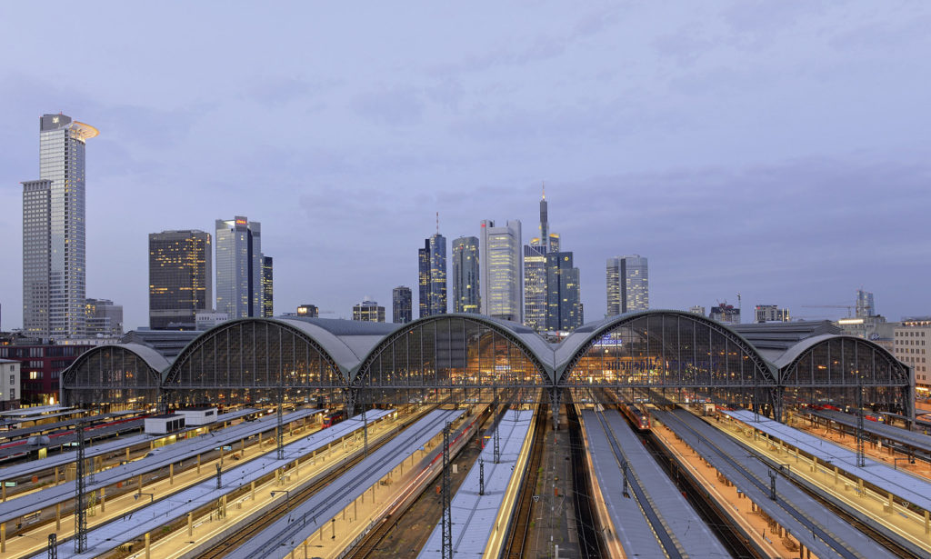 Frankfurt Hbf mit Skyline