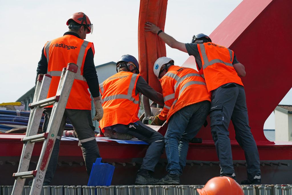 Arbeiter beim Brückenbau