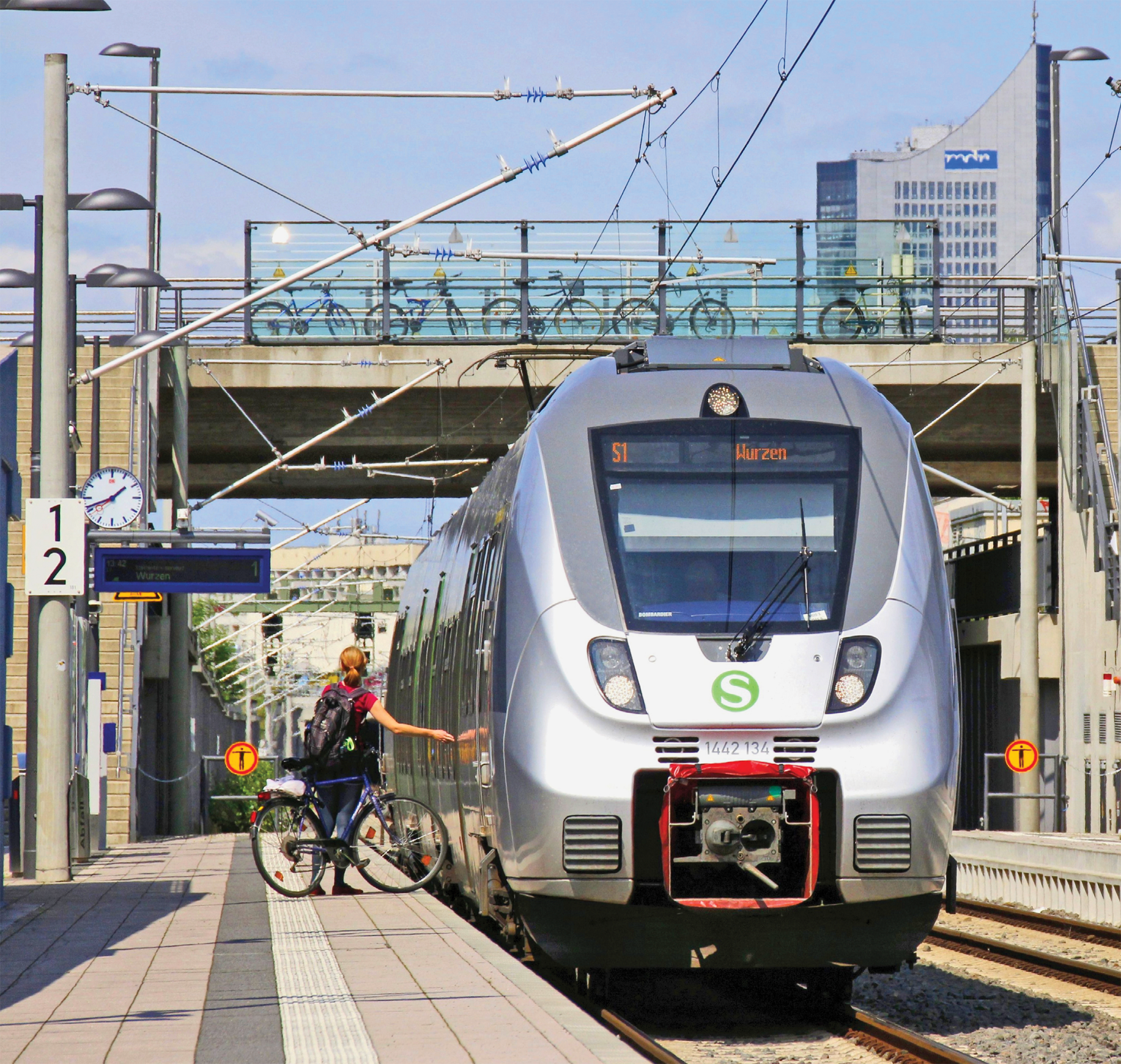 Zug der S-Bahn Mitteldeutschland hält in Leipzig