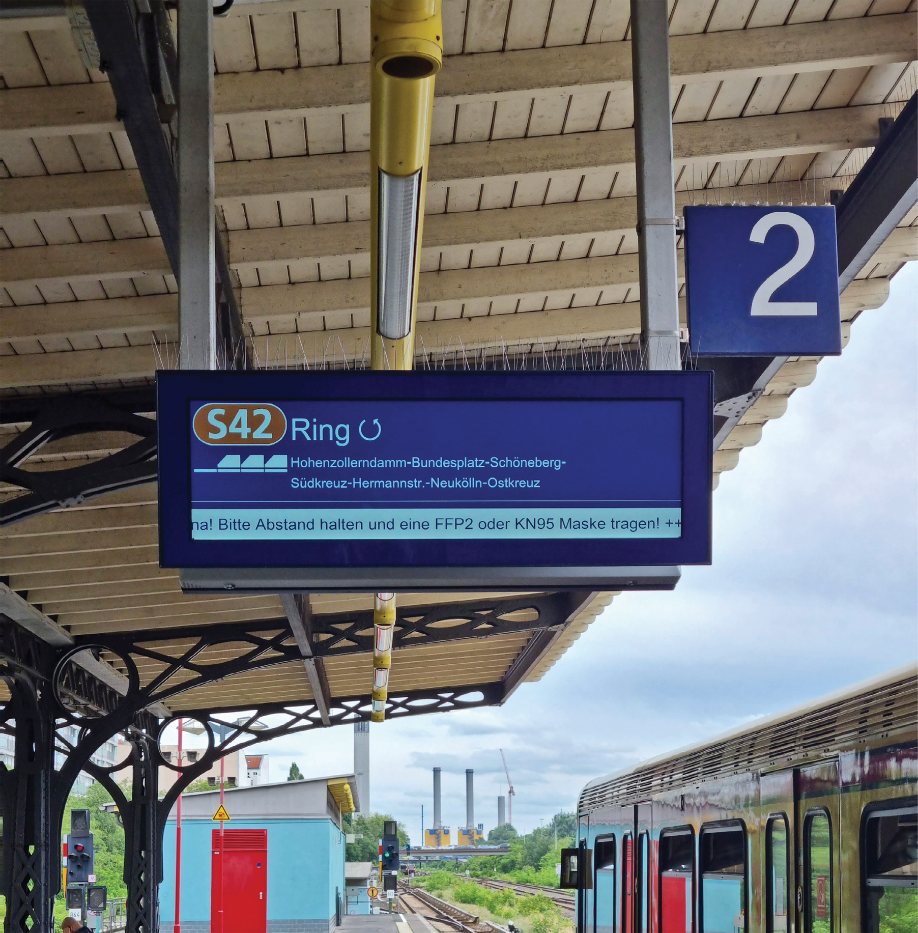 Zuginformationsmonitor der Luminator auf einem S-Bahnhof in Berlin