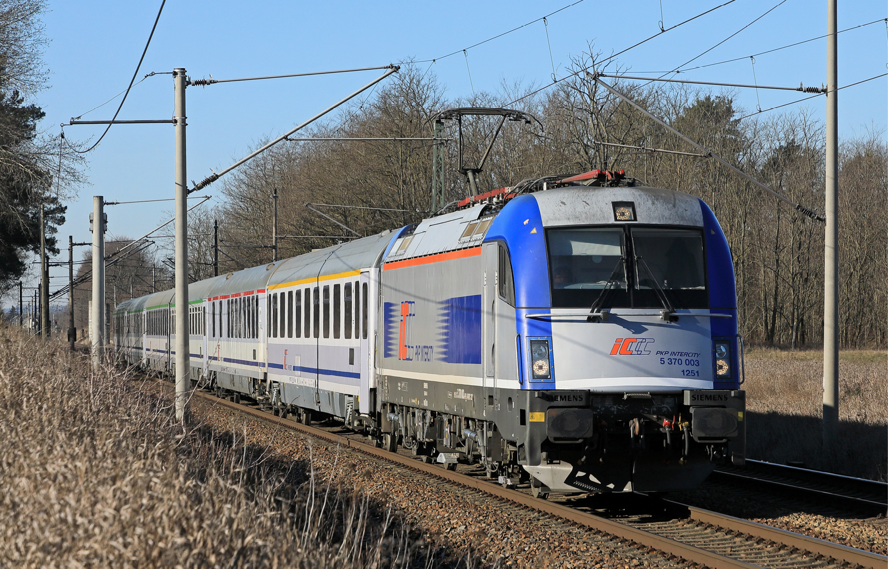 Eurocity von Berlin nach Warschau bespannt mit einer Ellok der Baureihe 370 des polnischen Verkehrsunternehmens PKPIC