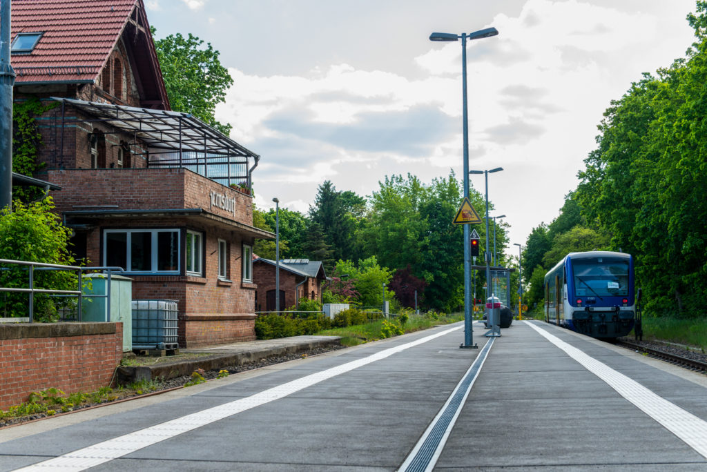 Bahnsteig mit Regionalzug