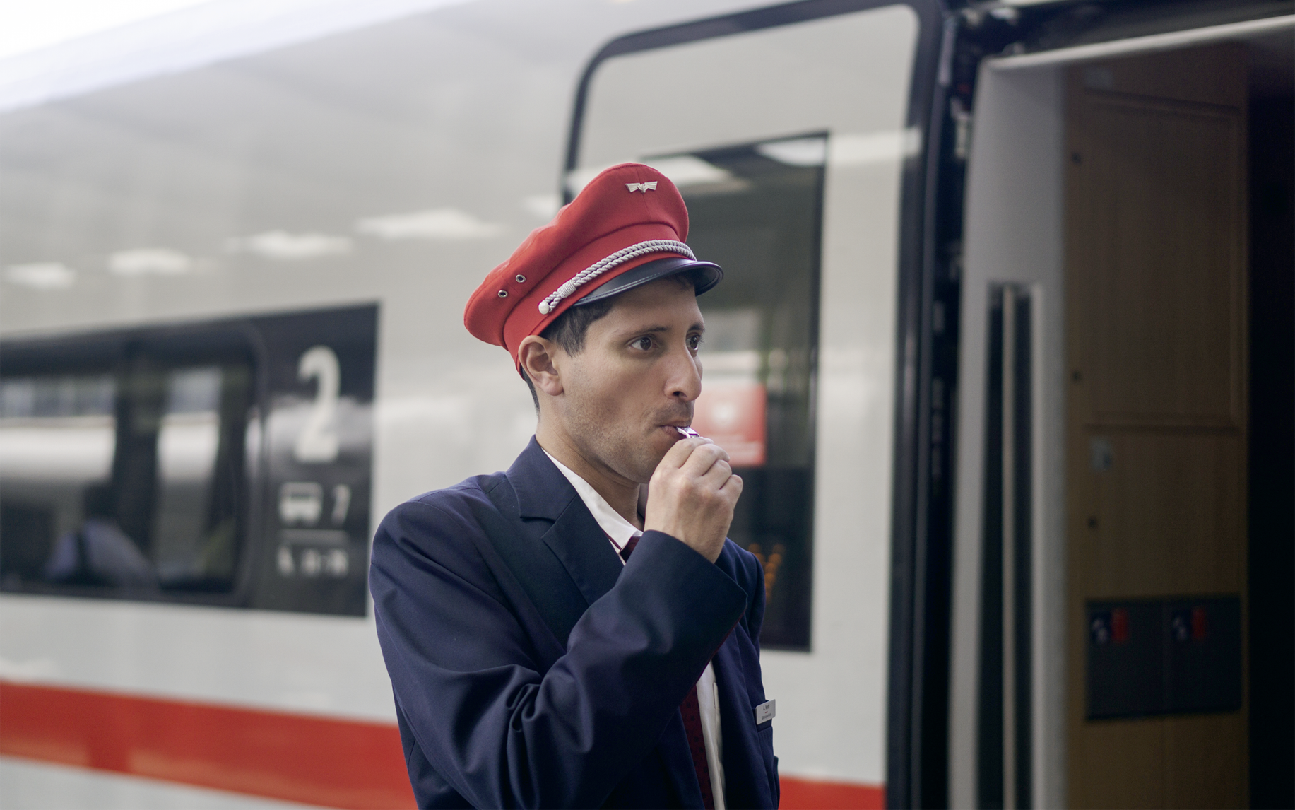 Achtungspfiff durch örtliche Aufsicht bei Abfertigung eines ICE in Frankfurt am Main Hbf