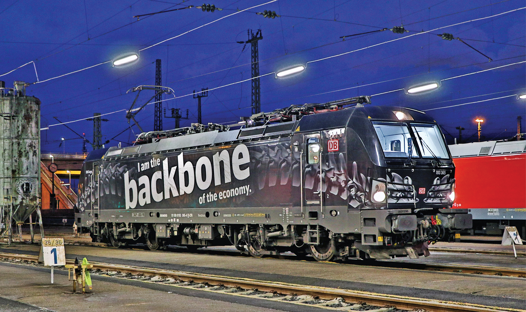 Die Schiene als Rückgrat der Wirtschaft: Vectron-Lokomotive von DB Cargo (Foto: DB AG/Steve Wiktor)