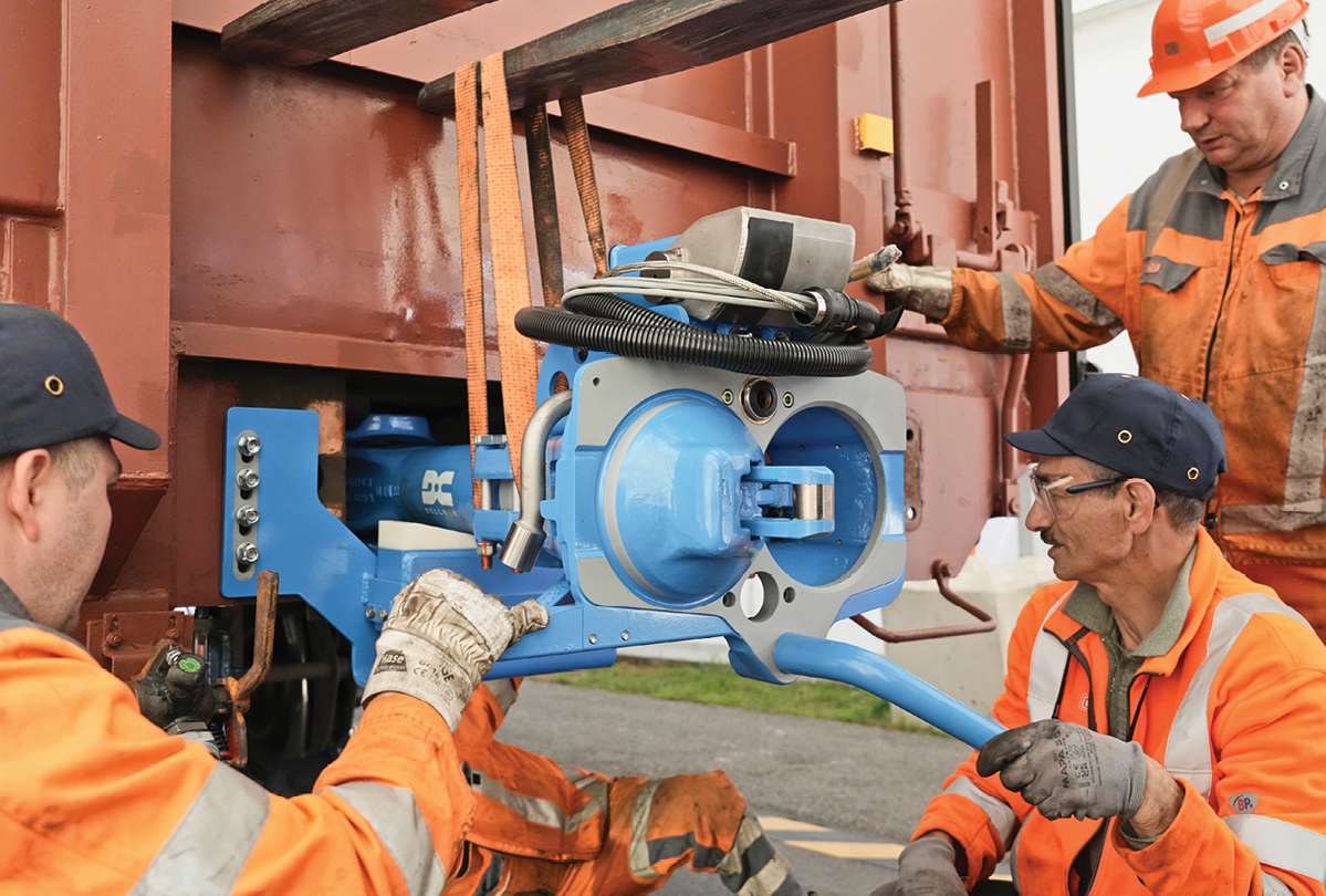 Auf die Menschen kommt es an: Mitarbeitende von DB Cargo beim Einbau einer Digitalen Automatischen Kupplung (Foto: DB AG/Oliver Lang)