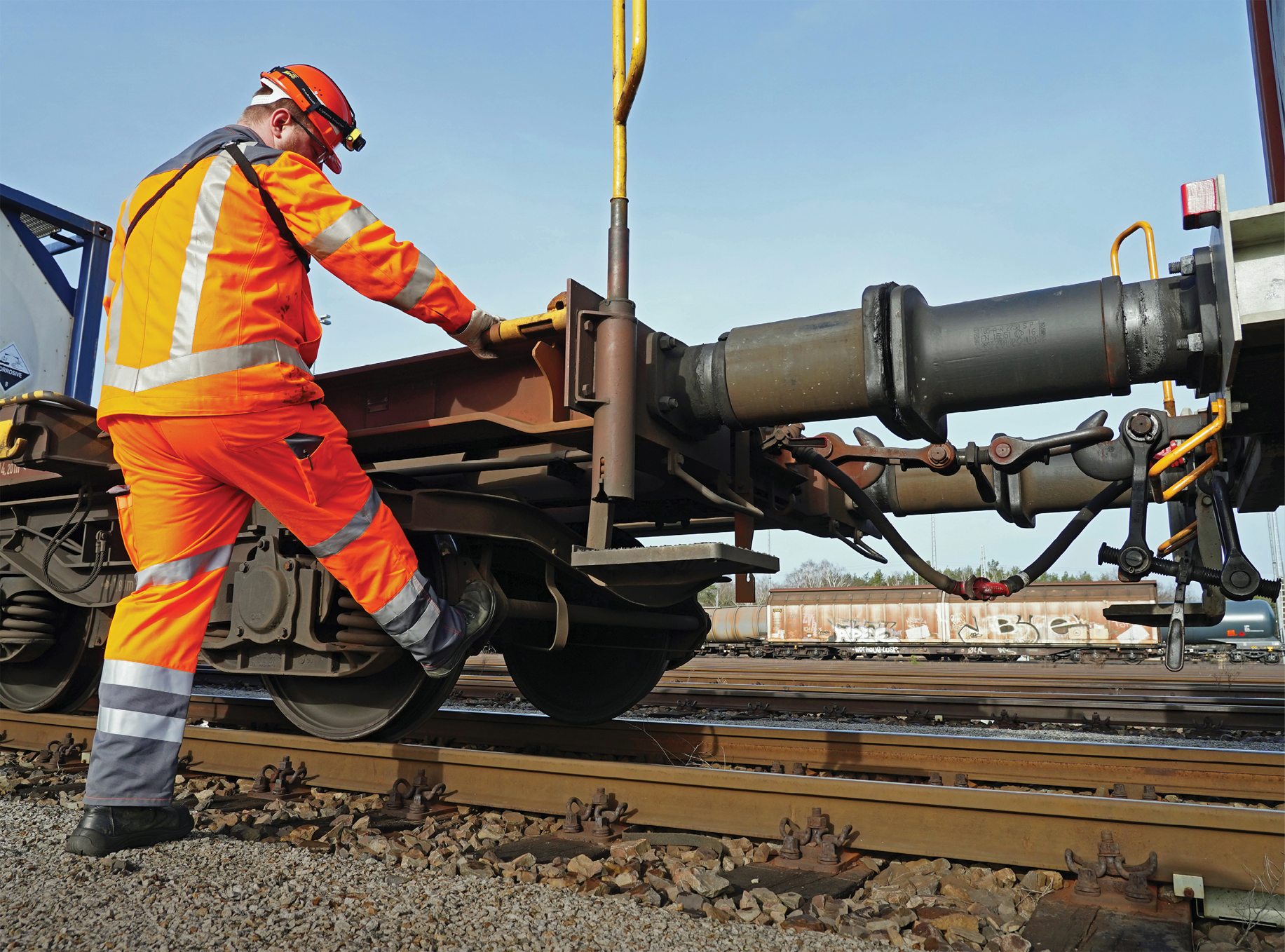 Überprüfen der Bremse in einer Zugbildungsanlage der DB Cargo (Foto: DB AG/Volker Emersleben)