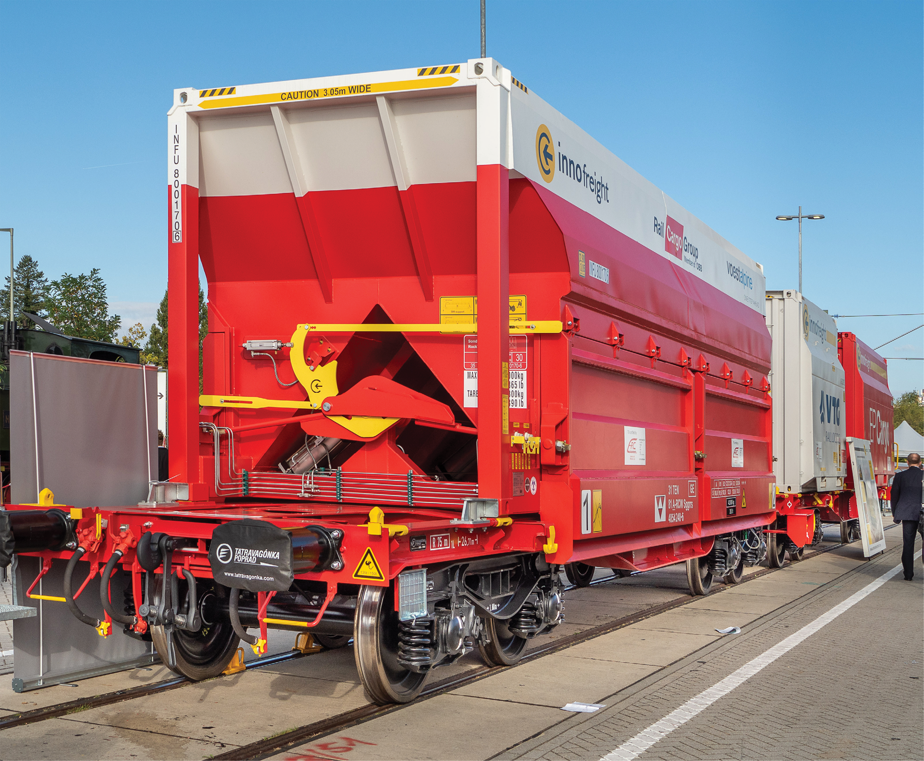 Zweiteiliger Innowaggon beladen mit RockTainer und zwei MonTainern (Foto: Jürgen Janicki)