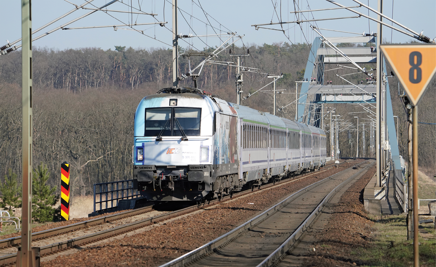 Eurocity auf der Frankfurter Oderbrücke unterwegs nach Polen (Foto: DB AG/Volker Emersleben)