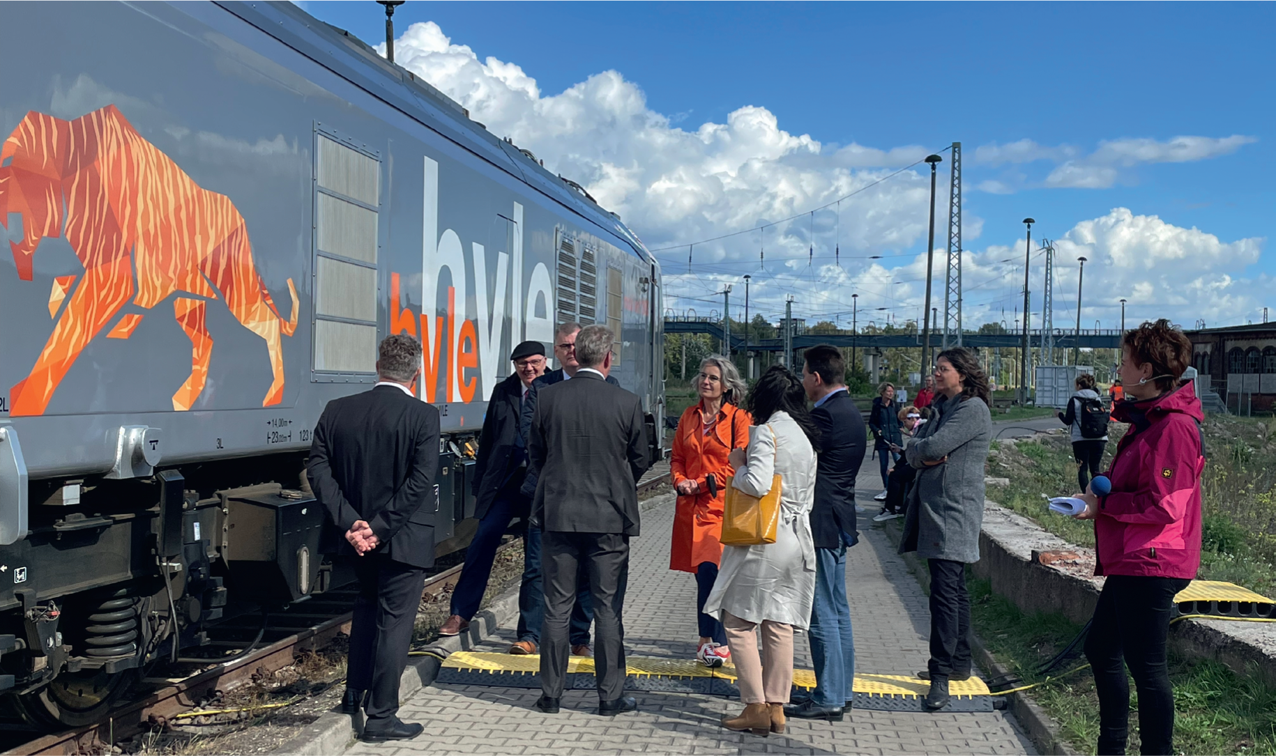 Tag der Schiene am BTC Havelland: BMDV-Staats-sekretärin Susanne Henckel (Bildmitte) informiert sich über die Technik der Eurodual-Lokomotive der HVLE